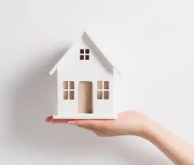 사람 손 위에 주택이미지